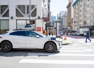 Инцидент с роботакси Waymo вызвал опасения по поводу безопасности школьных автобусов