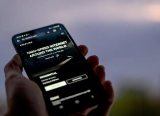 Tesla deposita il brevetto per il tetto di un’auto predisposto per il satellite, suggerendo una potenziale integrazione con Starlink