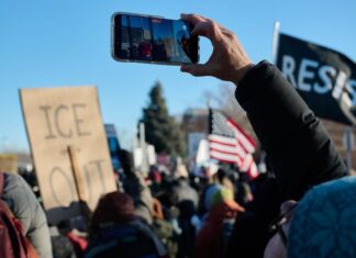 Защита Вашей Конфиденциальности на Протестах: Руководство по Безопасному Использованию Телефона