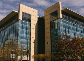 Soudní příkazy k odstranění virových videí z výslechů DOGE uprostřed obtěžování