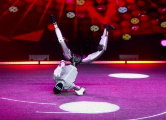 Un robot danzante provoca il caos nel ristorante Hot Pot della California