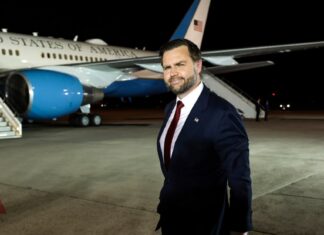 A colisão ideológica: por que a visão global de JD Vance está desmoronando sob o trumpismo